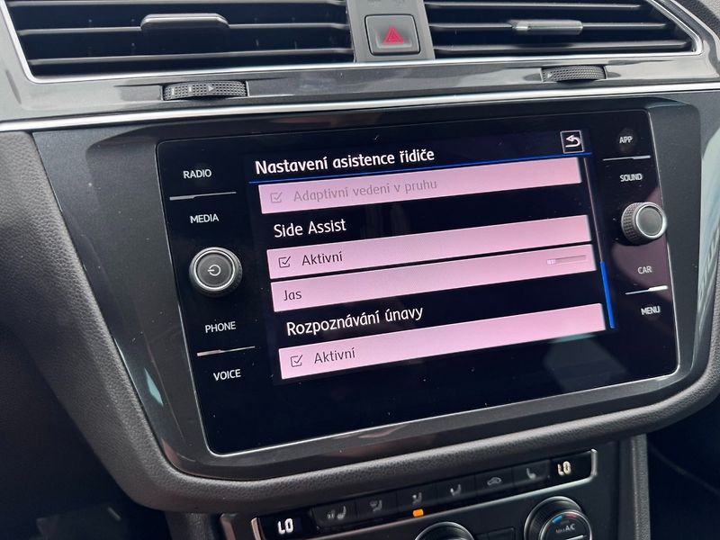 Volkswagen Tiguan (2020) R-LINE 1,5 TSI 110 KW 1. MAJ - fotka 34 z 50