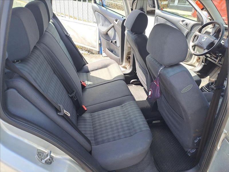 Škoda Octavia 1,6 i TOUR,KLIMA - fotka 7 z 14