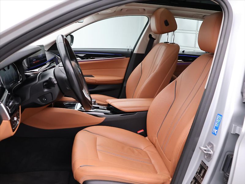 BMW Řada 5 2,0 530i xDrive Luxury Line - fotka 11 z 31