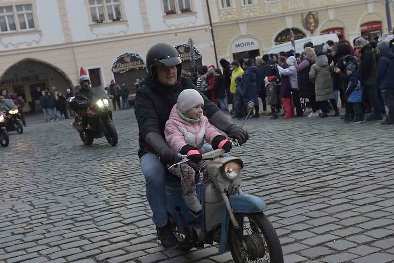 Štědrodenní motorkářská vyjížďka se srazem na Karlově náměstí v Kolíně.