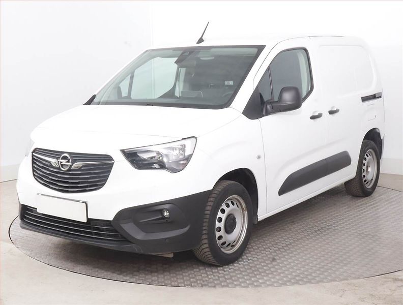 Opel Combo (2022) 1.5 CDTI, 3Místa, ČR, 1Maj - fotka 2 z 17