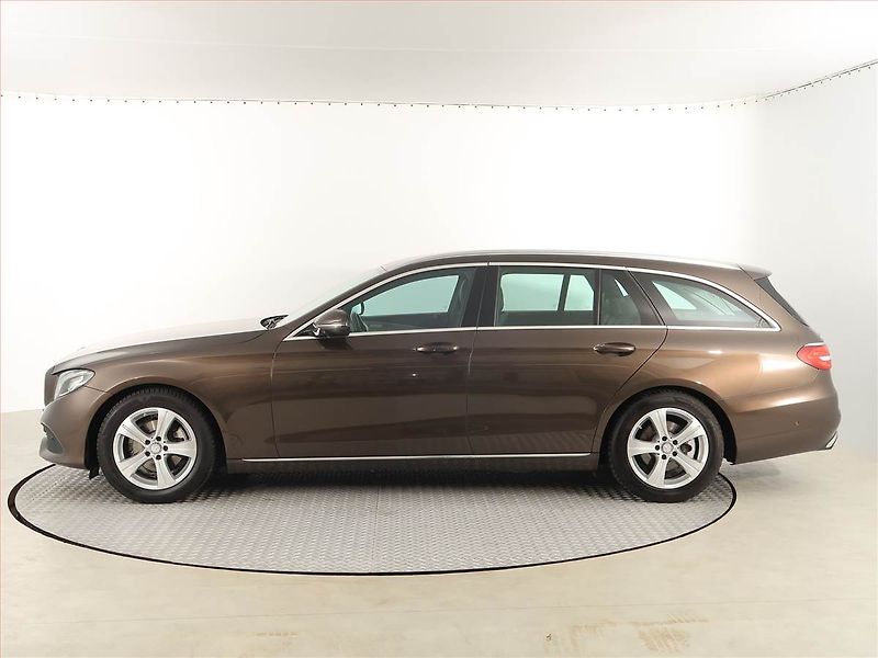 Mercedes-Benz Třídy E (2016) E 200, Automat, Kůže, Navi - fotka 3 z 19