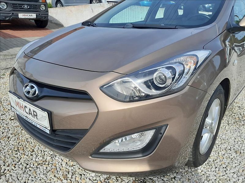 Hyundai i30 1,4i16V 73kW - fotka 12 z 48