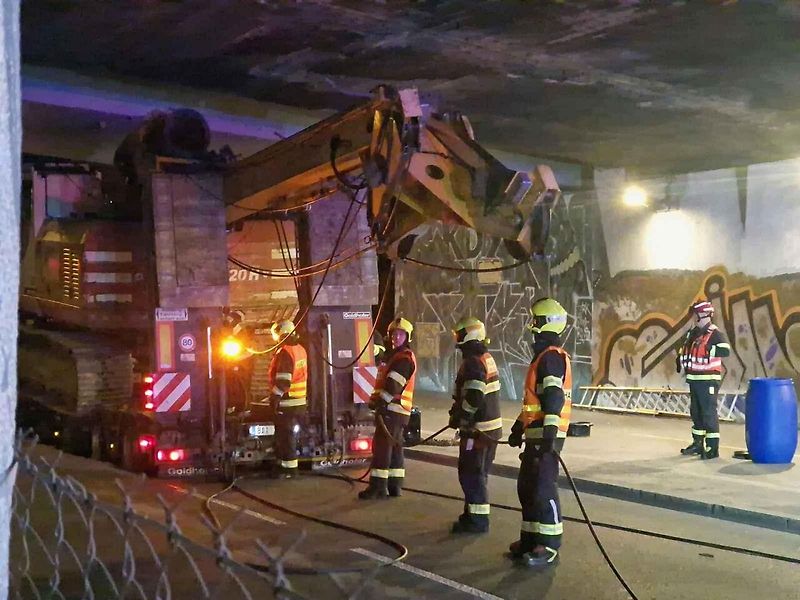 Nehoda ve Vídeňské ulici: pod železničním mostem se zaklínila vrtná souprava převážená na podvalníku.