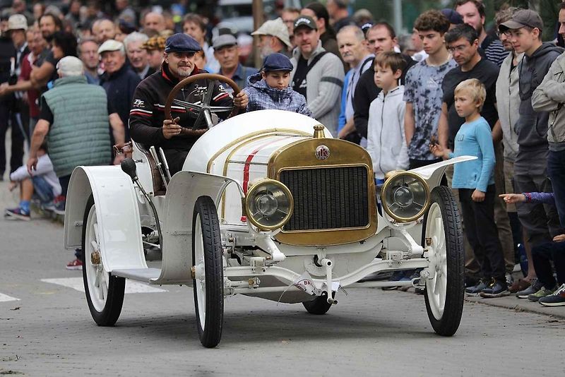 Na akci Jízda do vrchu a výstava historických vozidel se představilo na tři sta automobilů a motocyklů.