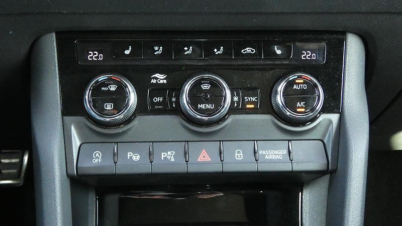 Škoda Karoq 1,5 TSI Sportline Exclusive DS - fotka 17 z 27