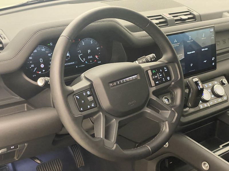 Land Rover Defender 110 D300 X-DYNAMIC SE AWD CZ - fotka 18 z 46