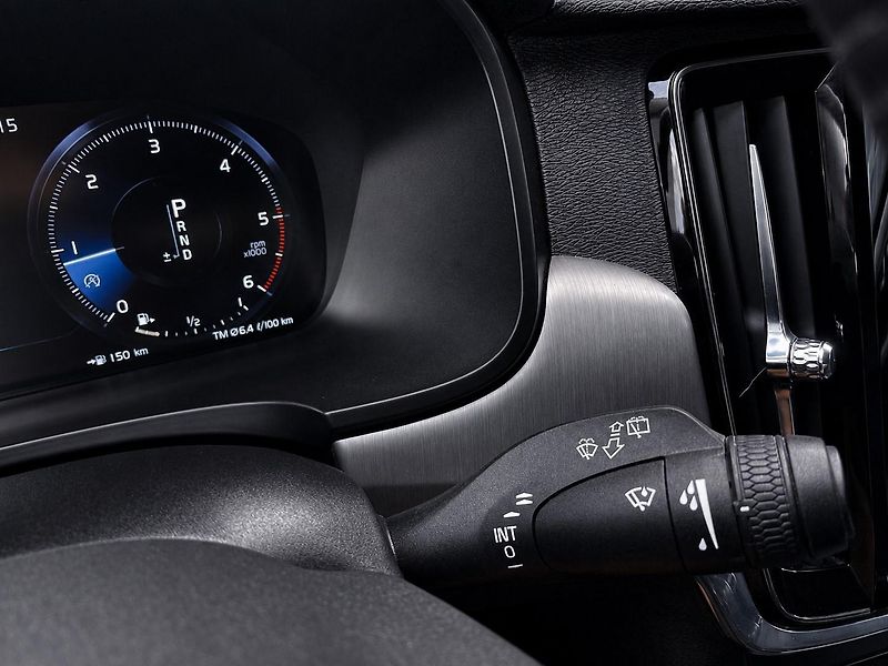 Volvo V90 (2019) 2.0 D4 140kW MOMENTUM - fotka 26 z 32
