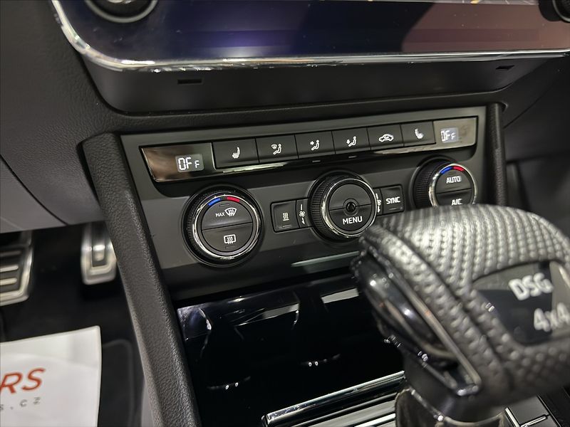 Škoda Superb 2,0   TDI 4x4 DSG SPORTLINE - fotka 18 z 39
