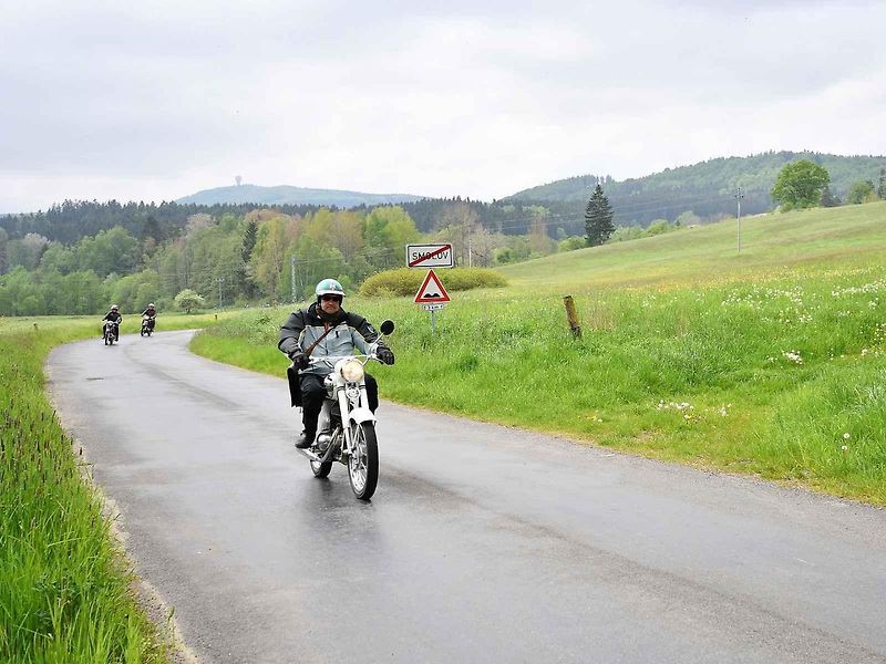 Historická vozidla a motorky projely v sobotu Českým lesem v rámci vyjížďky zvané Po pašeráckých stezkách.