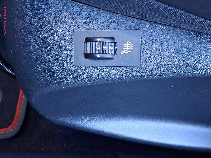 Peugeot 2008 (2019) 1.2 e-THP, GT Line, AT - fotka 12 z 20