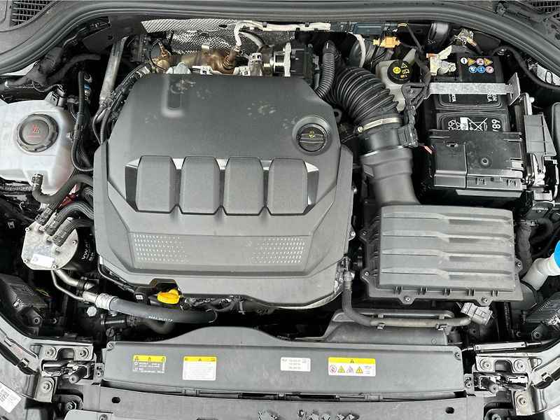 Volkswagen Passat Variant Elegance 2,0 TDI 110 k - fotka 22 z 24