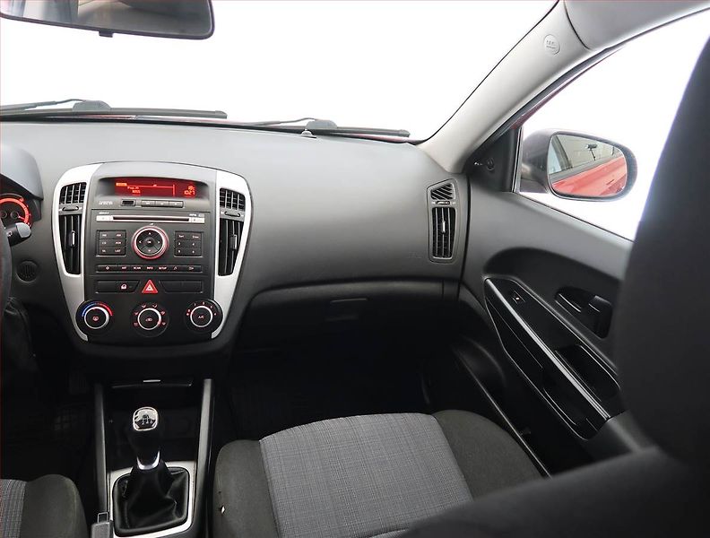 Kia Ceed (2010) 1.6 CRDi, slušný stav - fotka 8 z 16