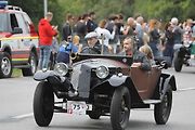 Na akci Jízda do vrchu a výstava historických vozidel se představilo na tři sta automobilů a motocyklů.