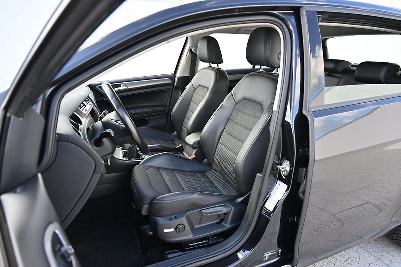 Volkswagen Golf VII 2.0TDI 110KW Highline 2/17 - fotka 27 z 57