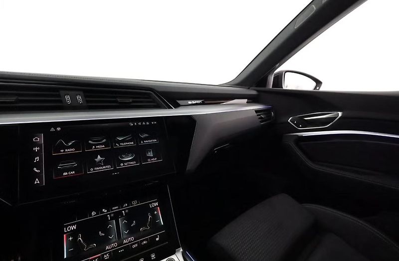 Audi Q8 e-tron 55 Q 360k Matrix Pano 4 zóny  - fotka 23 z 28