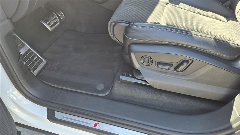 Audi Q7 3,0 50 TDI S-LINE ČR - fotka 17 z 33