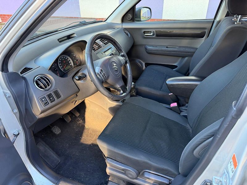 Suzuki Swift 1,3 16V 4x4 / sada pneu / - fotka 7 z 21