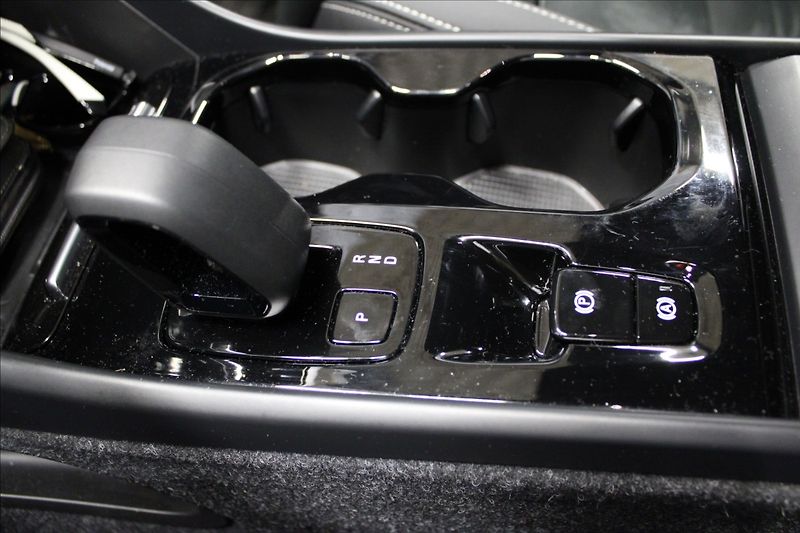 Volvo XC40 2,0 B4 Black e. ultra AT 2025 - fotka 20 z 24