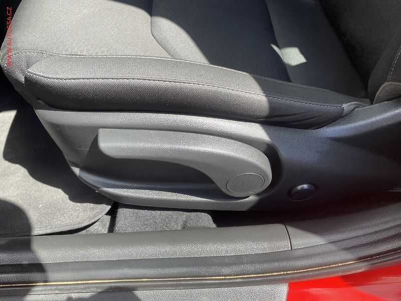Hyundai i30 (2019) 1.4 T- GDI, ČR, AC, výhřev - fotka 14 z 19