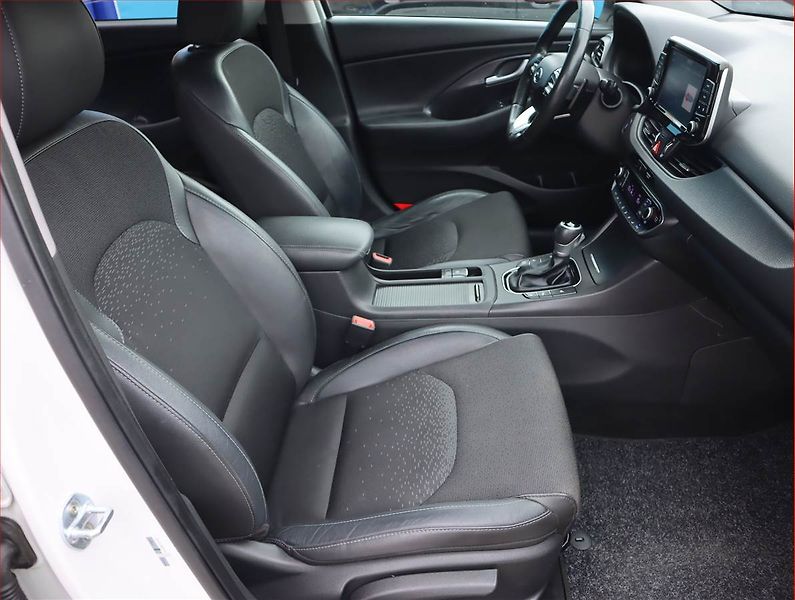 Hyundai i30 (2018) 1.6 CRDi, Automat, Serv.kniha - fotka 9 z 23