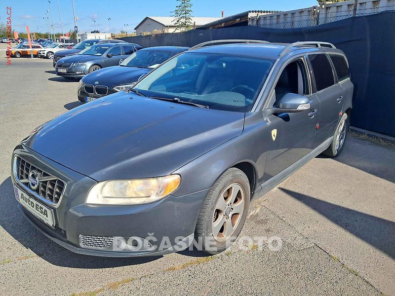 Volvo V70 (2009) 2.0d, AC, TZ, park.asist - fotka 1 z 3