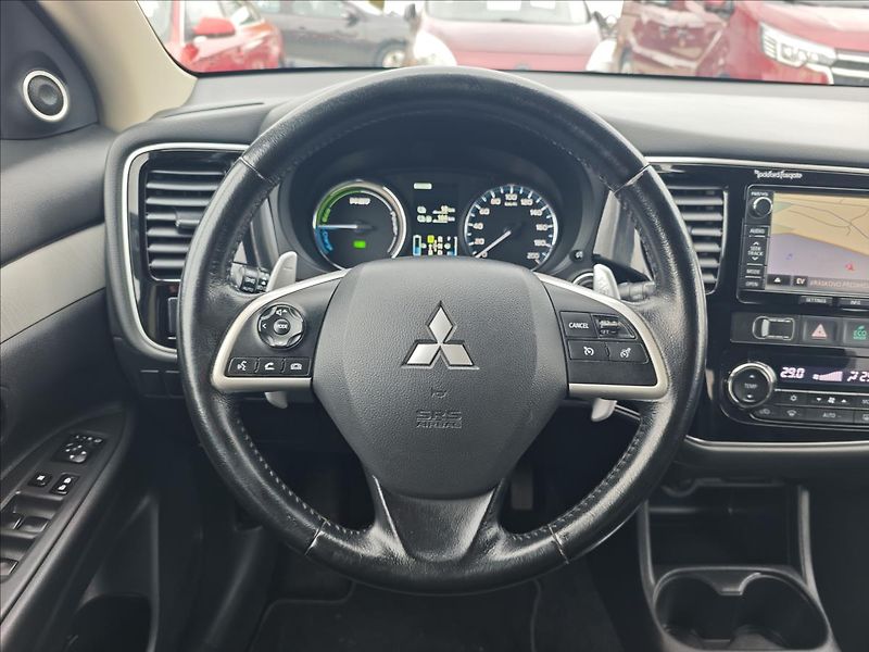 Mitsubishi Outlander 2,0 Plug-in HYBRID  4x4 INTENS - fotka 17 z 22