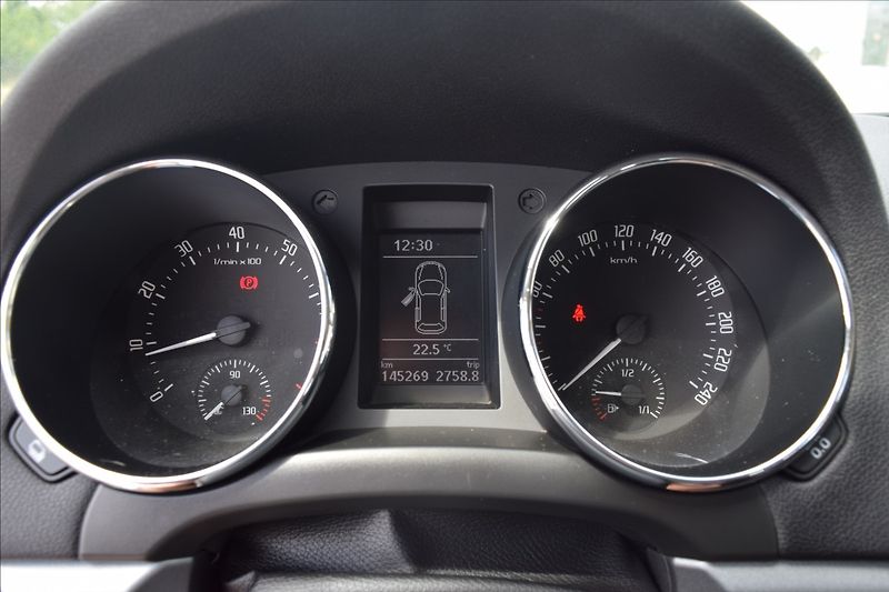 Škoda Yeti 1,2 TSI 77KW NÍZKÉ KM NOVÁ STK - fotka 35 z 46