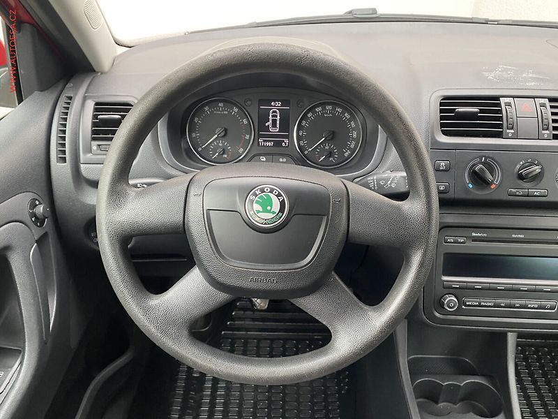 Škoda Fabia (2011) 1.2 TSI, ČR, Ambiente, AC - fotka 11 z 15