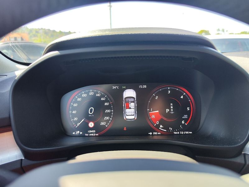 Volvo XC40 D3 2.0D Momentum Pro AT - fotka 17 z 38