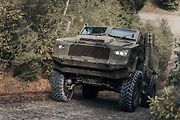Obrněný kolový transportér STVM4 Golem při jízdě v terénu.