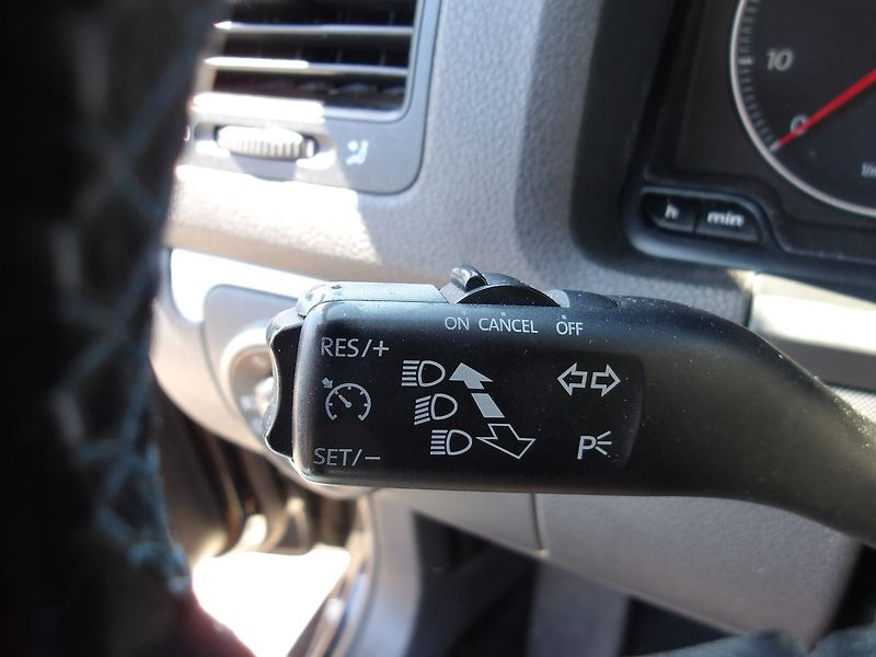 Volkswagen Golf 1,4i 16V KLIMA,VÝHŘEVY,ŠÍBR ! - fotka 15 z 26