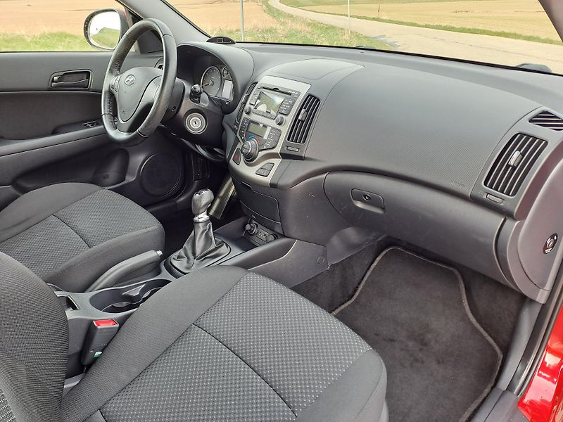 Hyundai i30 (2012) 1.4i DOLOŽENÉ KM - fotka 13 z 33
