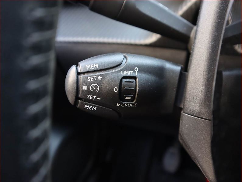 Peugeot 2008 (2020) Active 1.2 PureTech, Kůže - fotka 16 z 20