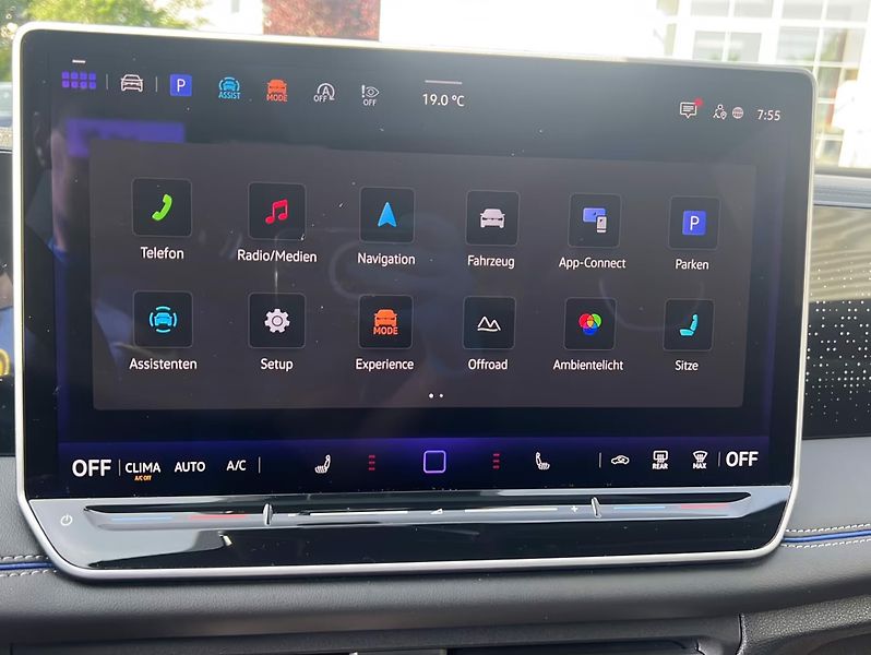 Volkswagen Tiguan TSI 4M R-Line Pano HuD IQ 360 - fotka 12 z 15