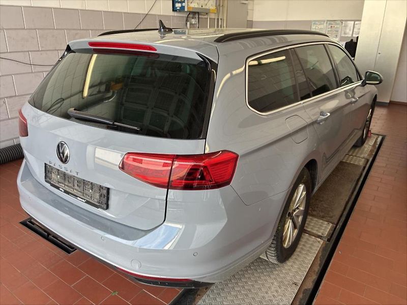Volkswagen Passat 2,0 TDI,IQ LIGHT,EL.SEDADLA - fotka 4 z 11