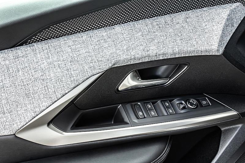 Peugeot 3008 (2026) 1,2   BUSINESS Hybrid 145 e-DC - fotka 9 z 13
