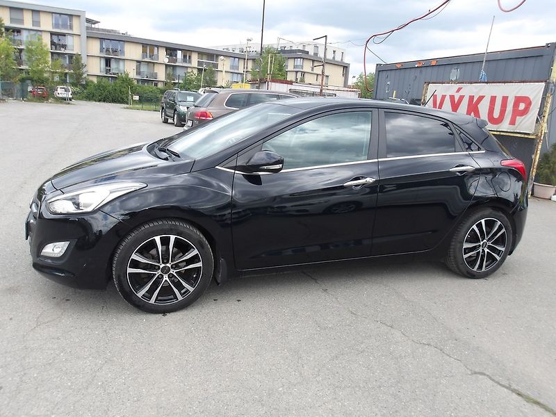 Hyundai i30 1,6CRDi  Automat!! 2 x kola! - fotka 2 z 34