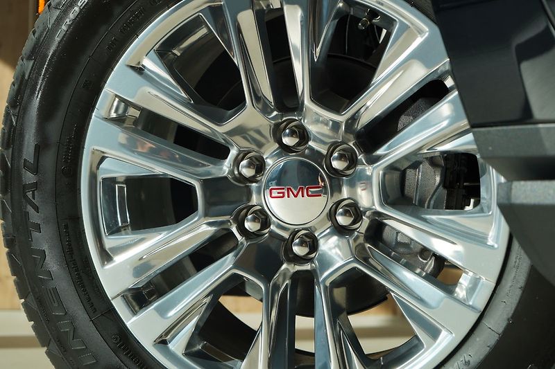GMC Yukon (2026) Denali 6.2 V8 - fotka 12 z 59