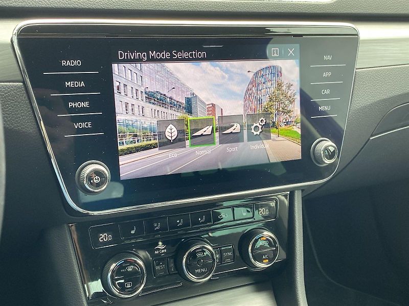 Škoda Superb (2022) 1.5 TSI Style+ - fotka 24 z 40