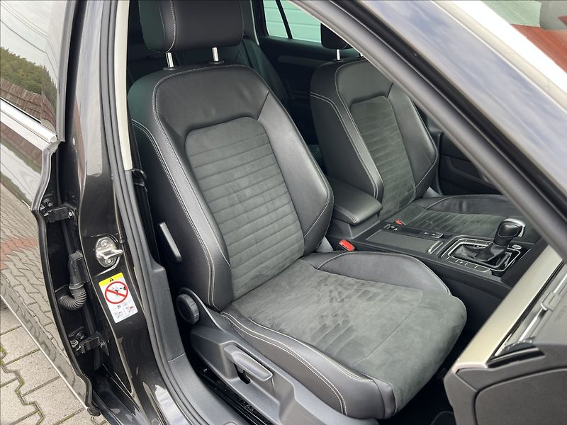 Volkswagen Passat 2,0 TDi DSG ELEGANCE MATRIX - fotka 17 z 36