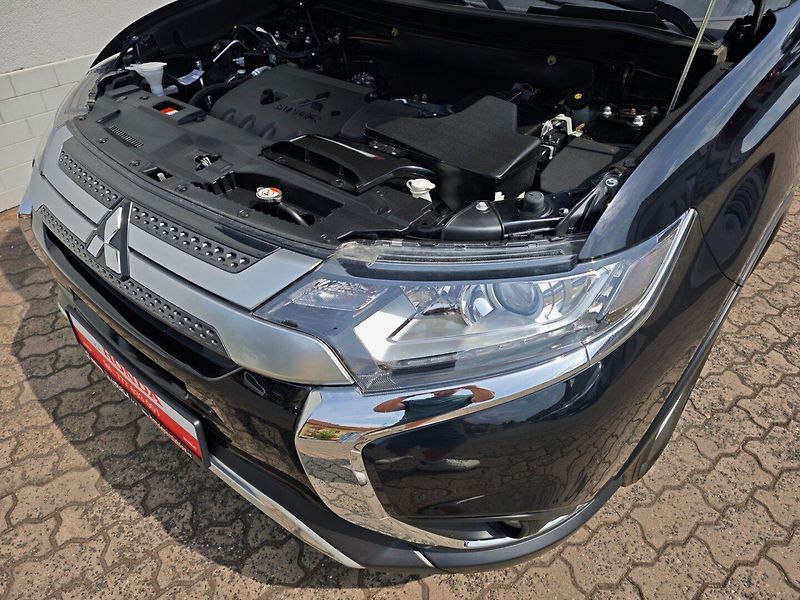 Mitsubishi Outlander (2021) 2.0 Mivec Diamant 2WD Kamera - fotka 35 z 44