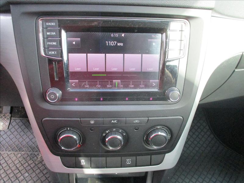 Škoda Yeti 1,2 TSI, klima, servis, tažné, - fotka 15 z 26