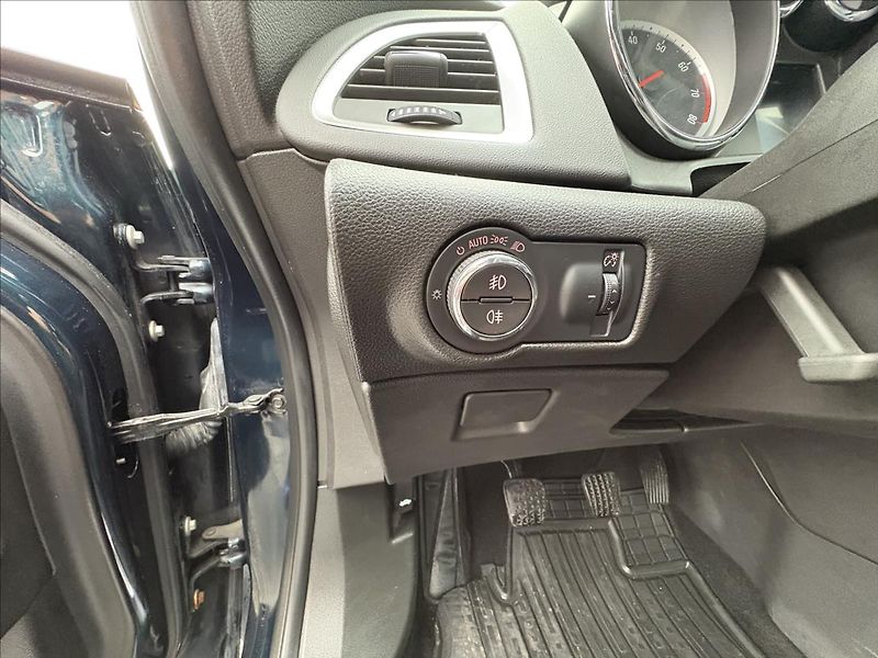 Opel Astra 1,4 iT 103kW,Xenon,Navi,Výhřev - fotka 5 z 32