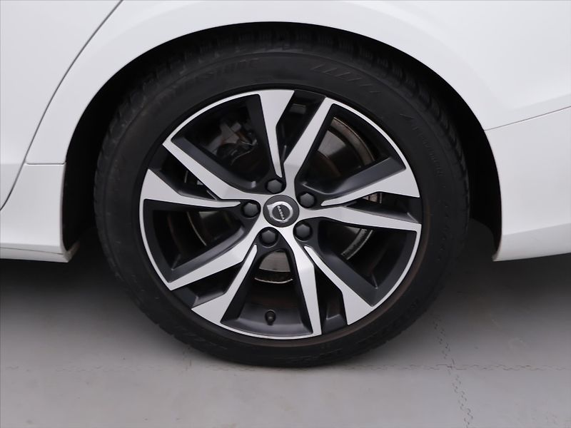 Volvo V60 2,0 T5 184kW Drive-E R-Design - fotka 27 z 34
