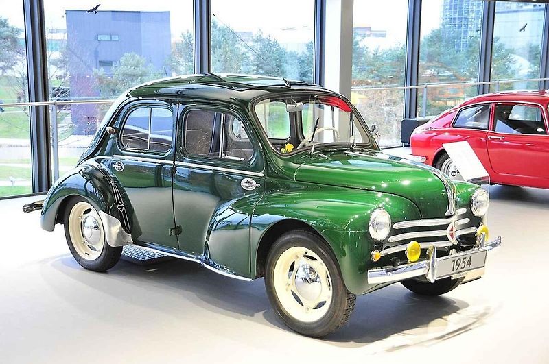 Renault 4CV byl prvním francouzským vozem s více než milionem vyrobených kusů. Zároveň se stal prvním západním osobním automobilem dováženým do někdejšího socialistického Československa. Foto: Wikimedia Commons, François Goglins, CC BY-SA 4.0