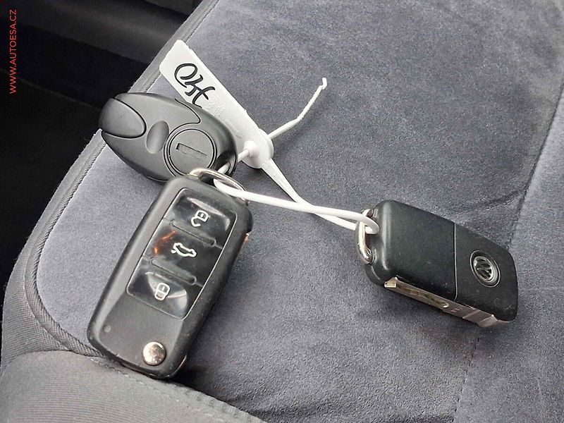 Volkswagen Touran (2011) 2.0 TDi, DSG, webasto - fotka 19 z 19