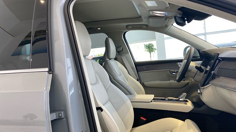 Volvo XC90 (2026) ULTRA BRIGHT, B5 AWD, 184+10 k - fotka 14 z 15