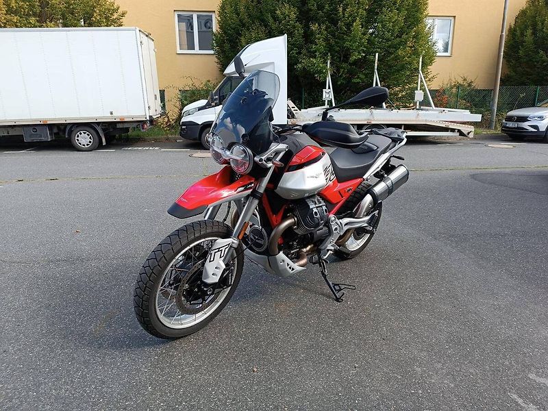 Moto Guzzi V 85 TT (2026) Rosso Fuji - fotka 3 z 13