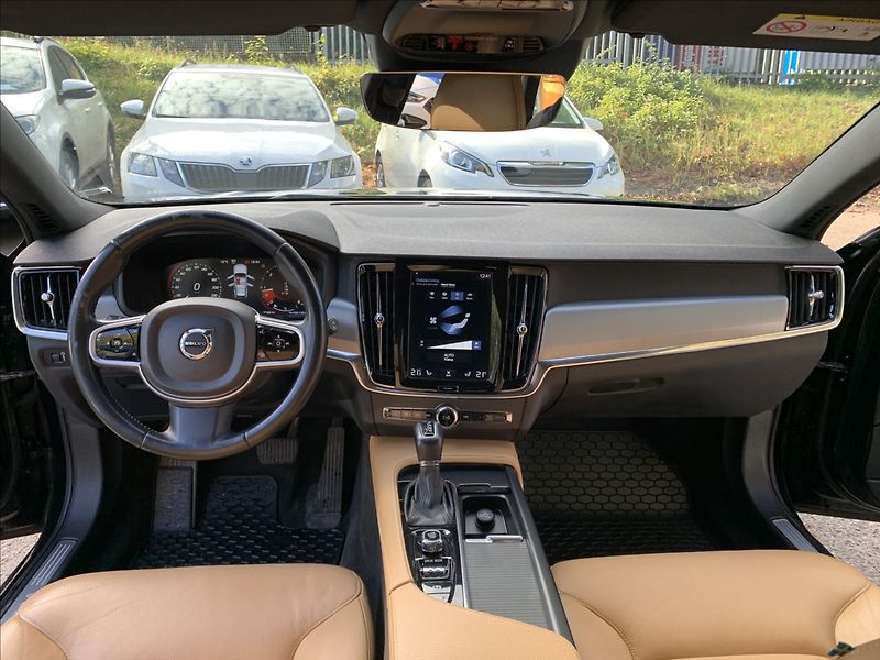 Volvo V90 2,0 D5 AWD MOMENTUM ČR,1.MAJ. - fotka 13 z 23